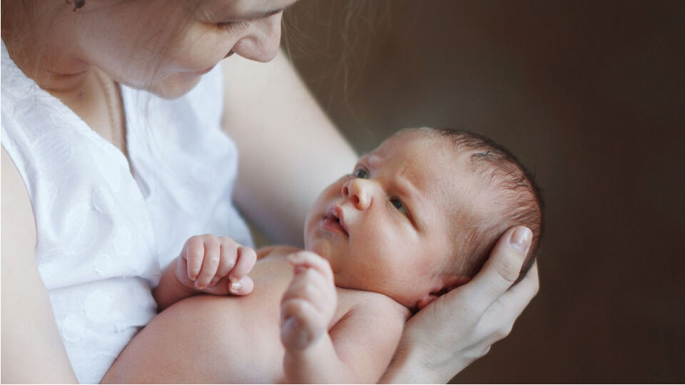 Как правильно держать ребенка