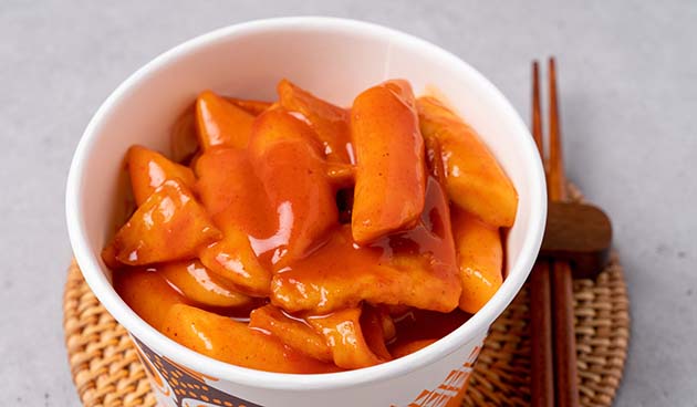 Классические палочки токпокки из рисовой муки с соусом