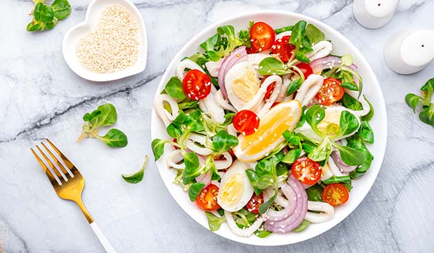 Салат из консервированных кальмаров