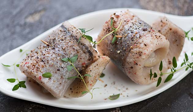 Рулетики из рыбы с креветками и кальмарами