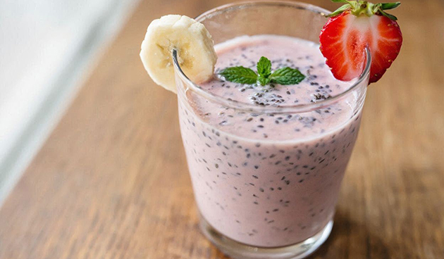 Смузи из банана, клубники и семян чиа