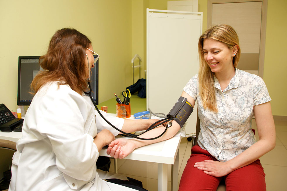 тредмил тест экг. женщина на приеме в поликлинике. пройти обследование в ростове на дону. полное обследование организма. центр здоровье ростов-на-дону пролетарский район.