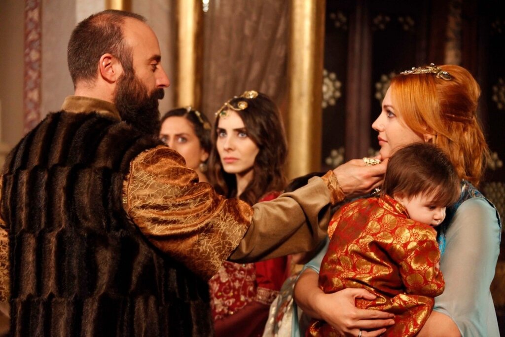 Мерьем Узерли поделилась видео с новорожденной дочкой