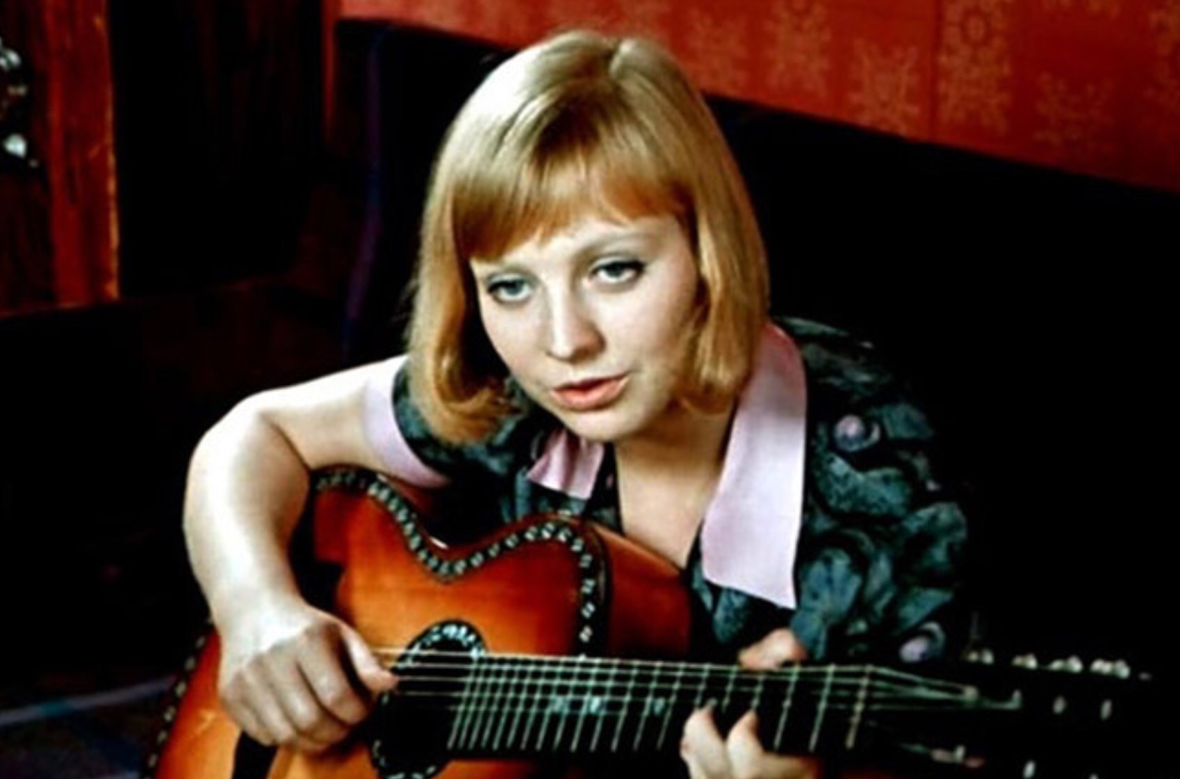 Порно жігіт билеп жатқан әйелді трафик етті