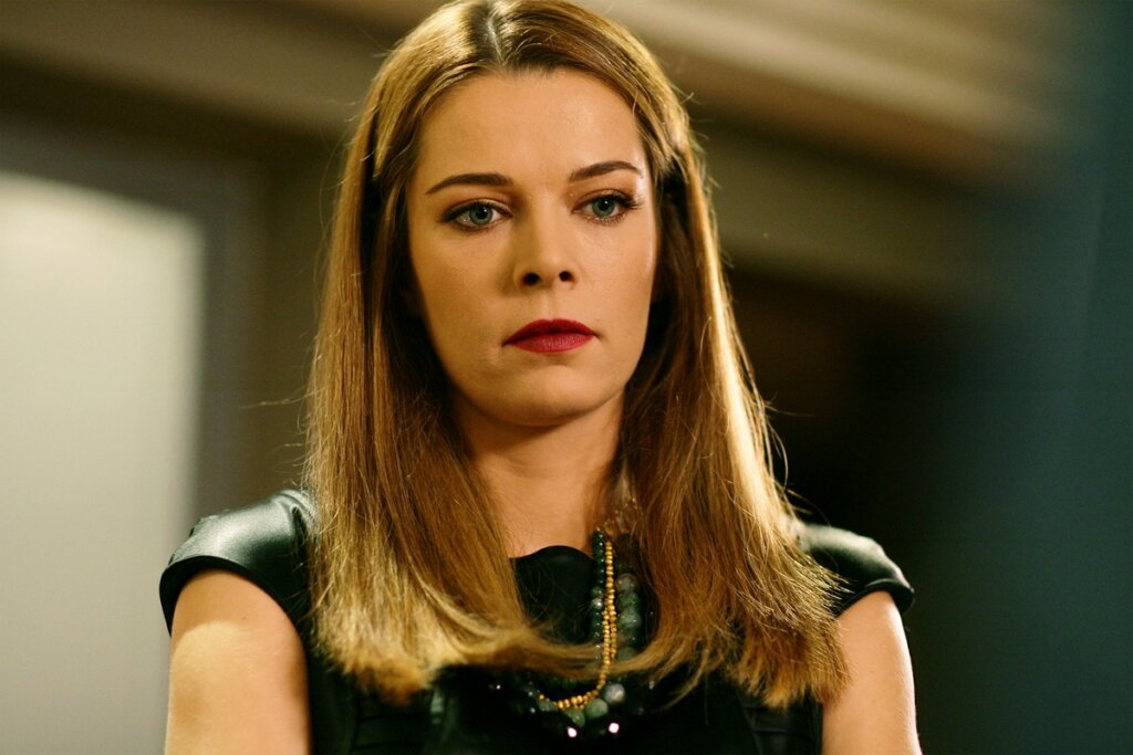 Дефне — женщина, получившая по заслугам или все же заслуживающая счастья. Сериал «Любовь против судьбы»