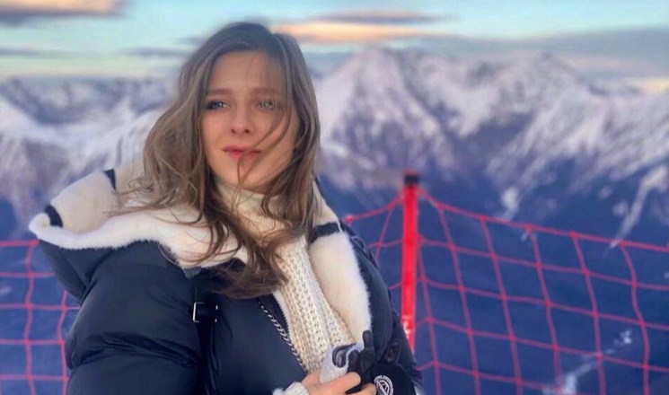 «Как две капли воды»: Лиза Арзамасова показала свою моложавую маму