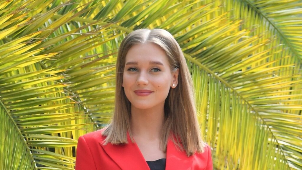 Новости шоу-бизнеса: возвращение вдовца Тодоровского в Россию, признание Асмус и война Шукшиной с геями