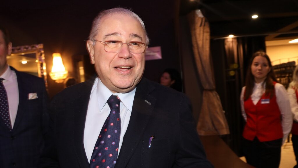 Евгений Петросян уехал из России