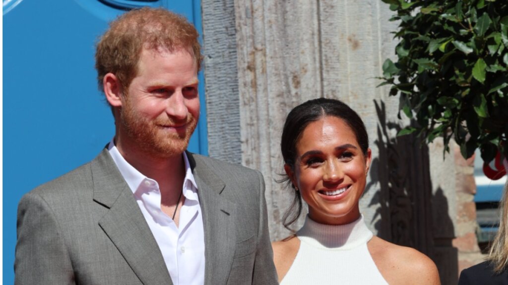 Ответный удар по королевской семье: Новый портрет принца Гарри и Меган Маркл взбудоражил народ