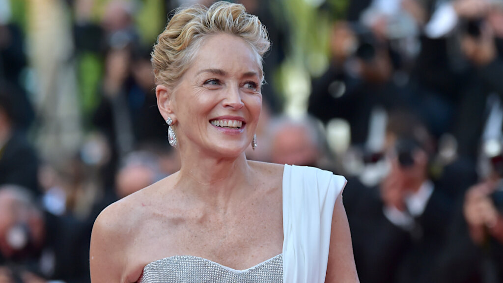 Шэрон Стоун появилась на публике в прозрачном платье и произвела фурор