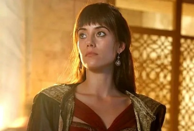 Звезду «Великолепного века» Джансу Дере затравили в социальных сетях