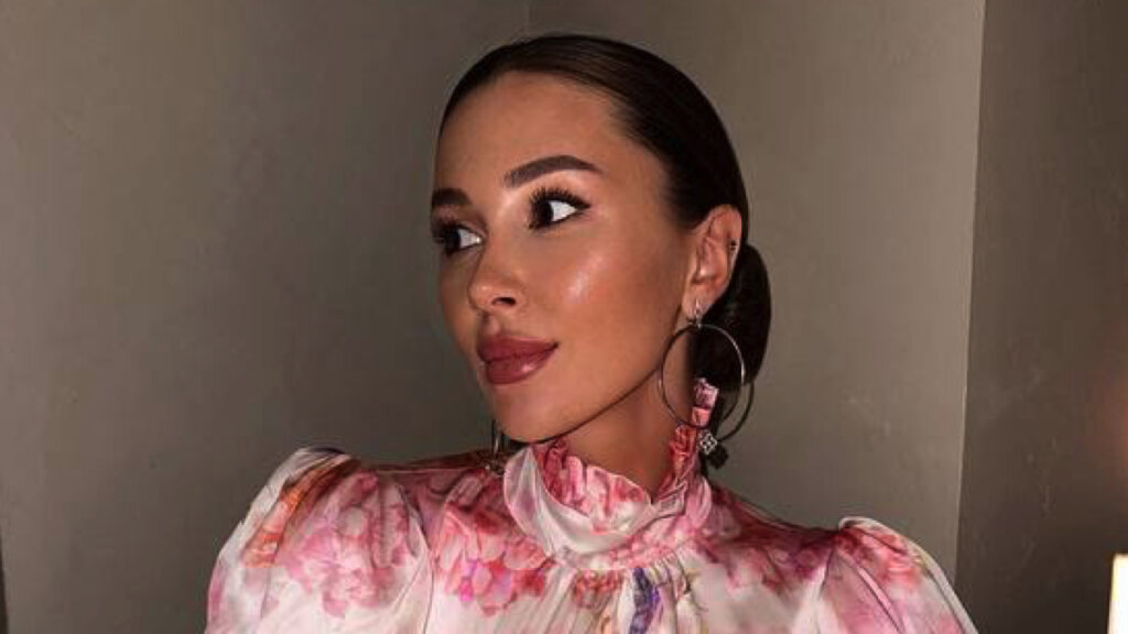 Заворотнюк сфотографировали с очень похожим на нее малышом на руках