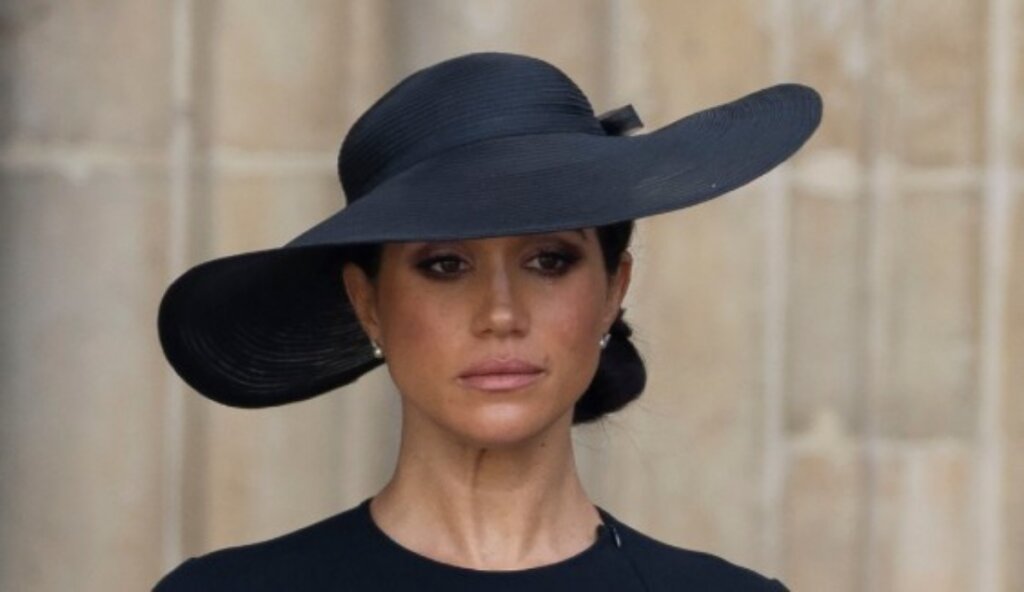 Попахивает разводом: Меган Маркл сняла обручальное кольцо стоимостью 17 миллионов рублей