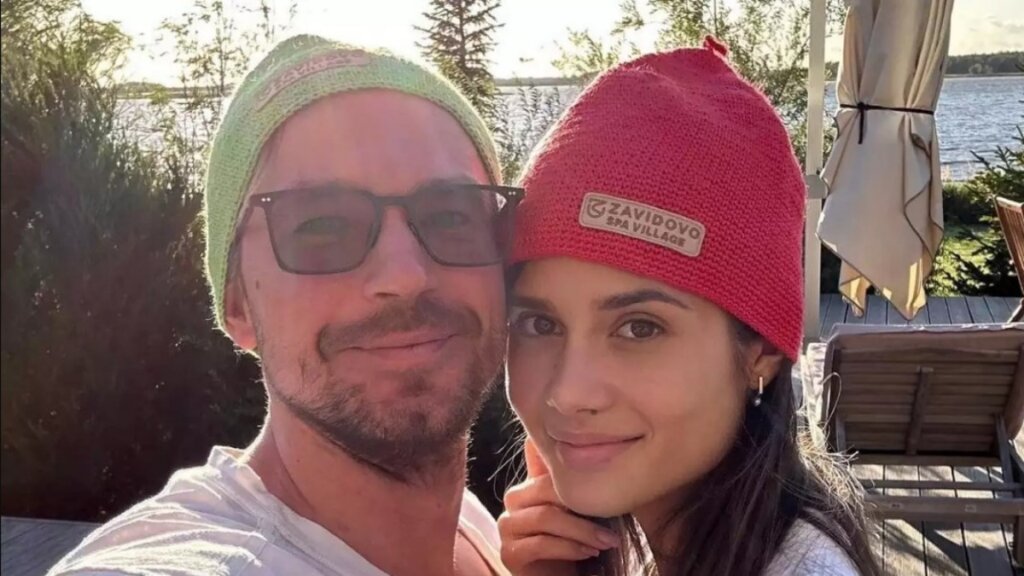 Саша Петров страстно целовался с молодой женой на дне рождения тещи