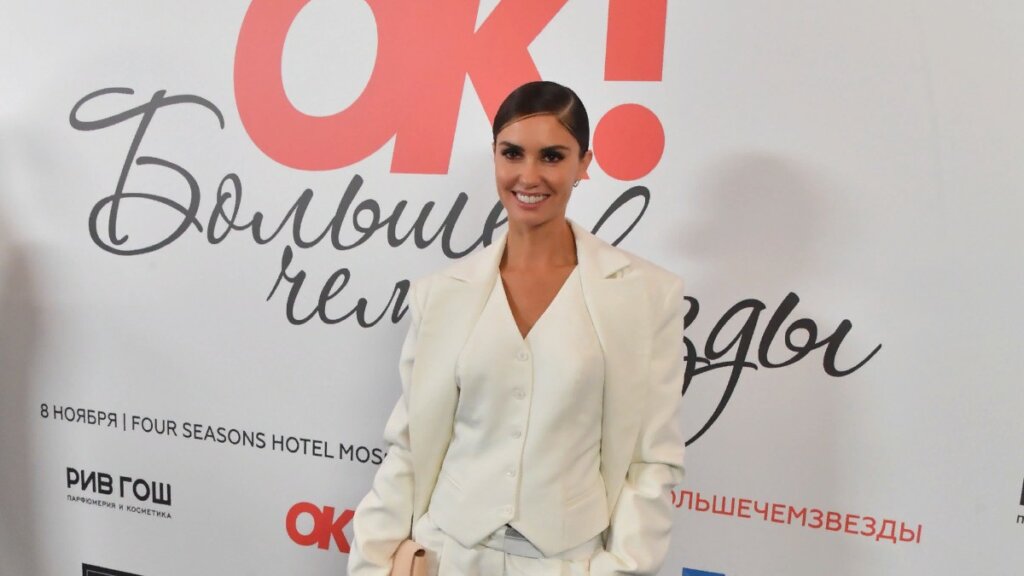 Агата Муцениеце с детьми уехала из России