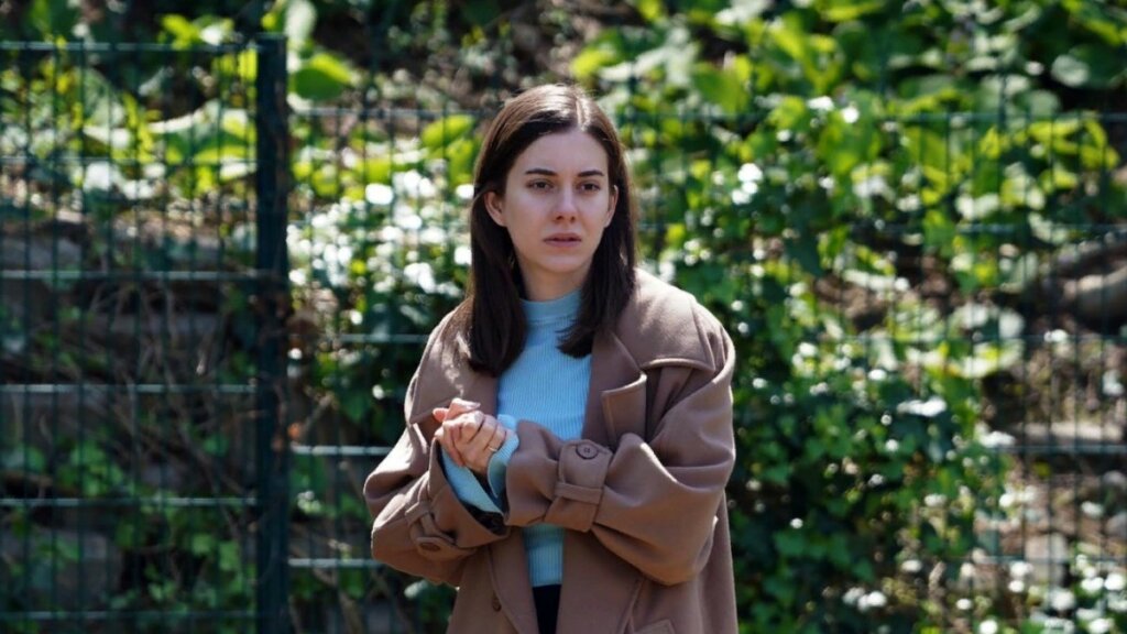 Кайя избил Суну, а Казым отправляет ее в Антеп — новые спойлеры «Зимородка»