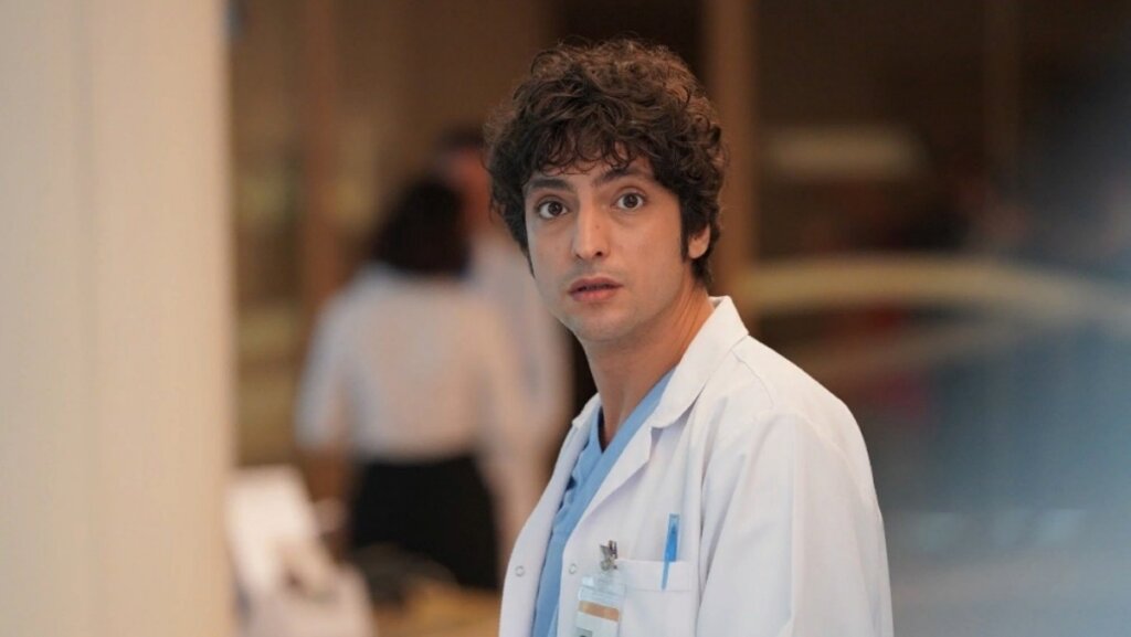 Звезда сериалов «Чудо-доктор» и «Империя Кёсем» стал отцом во второй раз