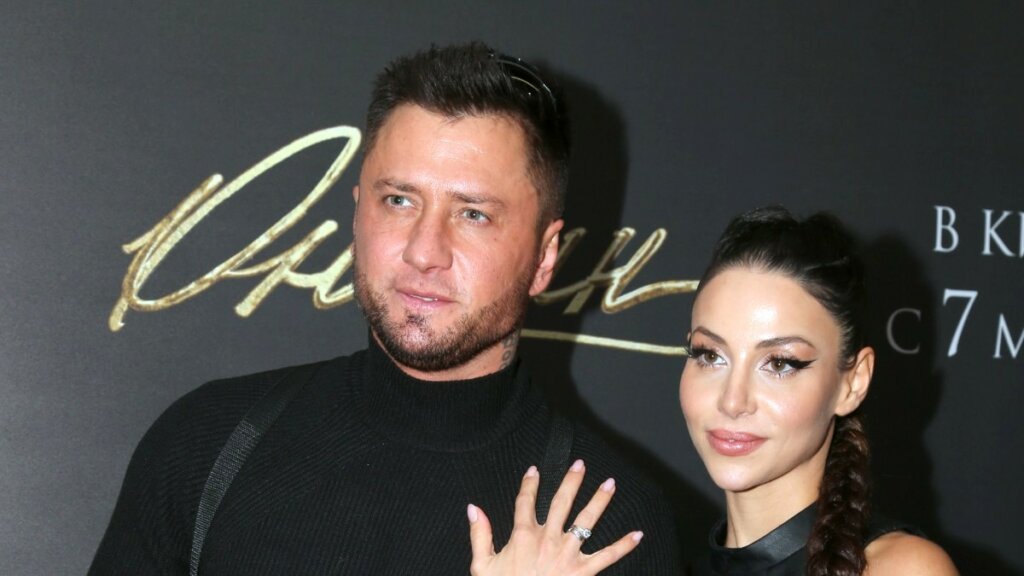 Павел Прилучный грубо закрыл рот Зепюр Брутян: Перебивал и не давал общаться с журналистами