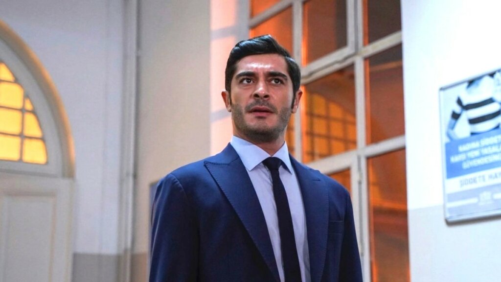 Турецкий актер Бурак Дениз начал встречаться с коллегой, которая младшего его на 13 лет