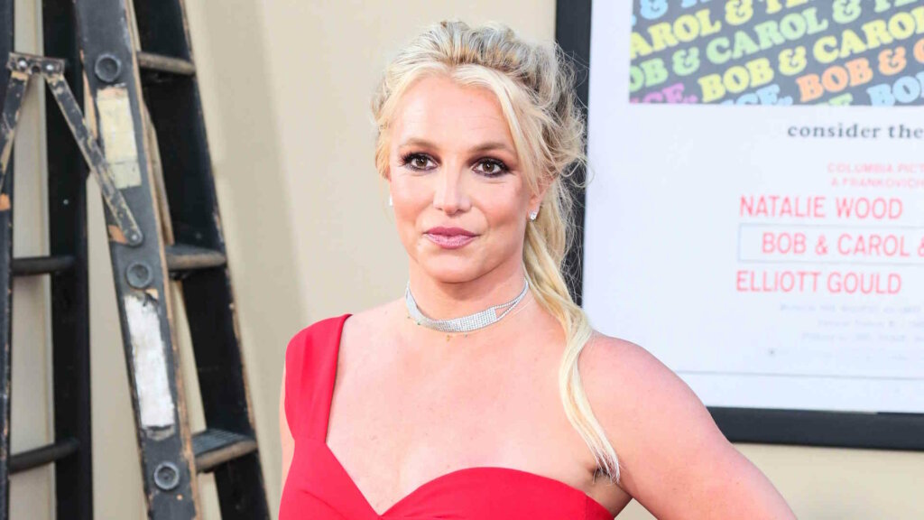 Танец Бритни Спирс в красном напугал поклонников