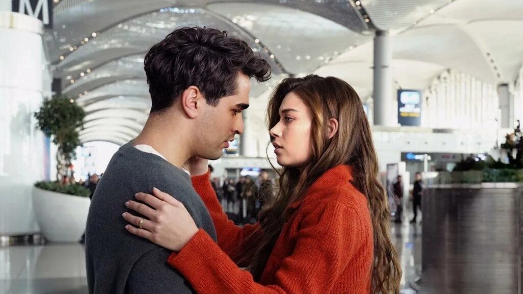 Больше не прячутся: Афра Сарачоглу и Мерт Рамазан Демир вернулись из Испании (фото)