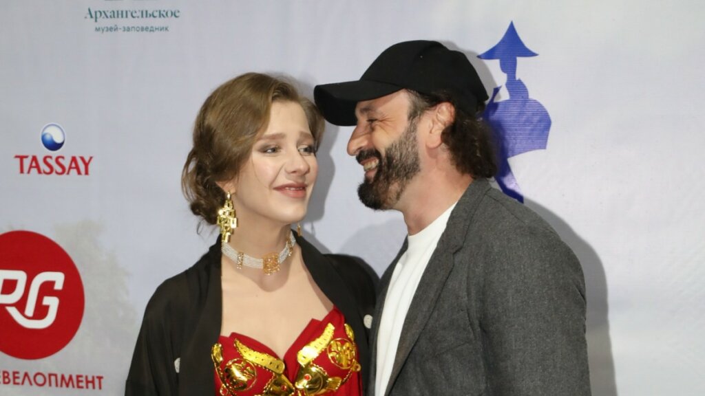 Лиза Арзамасова и Илья Авербух стали родителями во второй раз: первое фото прямо из роддома