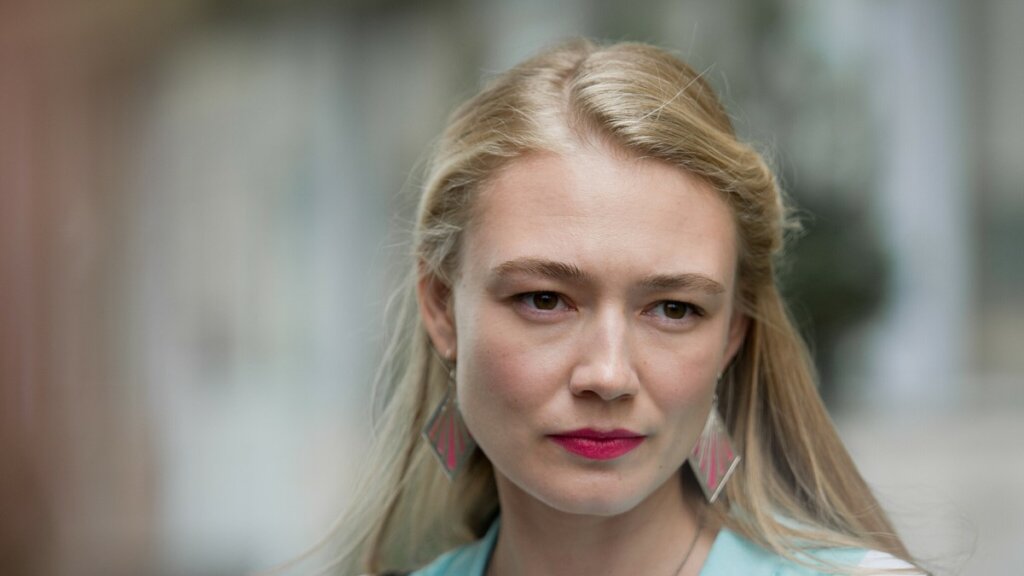 Оксану Акиньшину с округлившимся животом поздравляют с беременностью