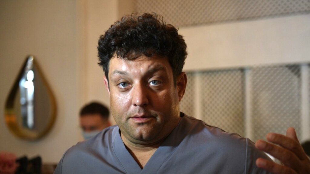 Михаил Полицеймако в слезах обратился к умершей маме: «Похоронили мою девочку. Рядом с папой»