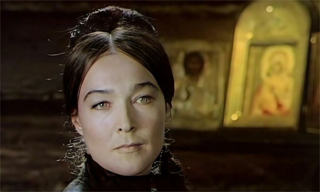 Нищета, психбольница, страшная гибель от рук сына: трагедия красавицы-актрисы Александры Завьяловой