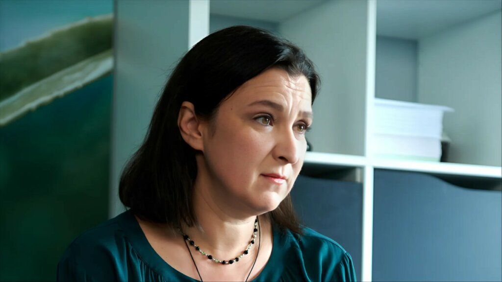 Жалаңаш әйел мастурбация жасап жатқан видео