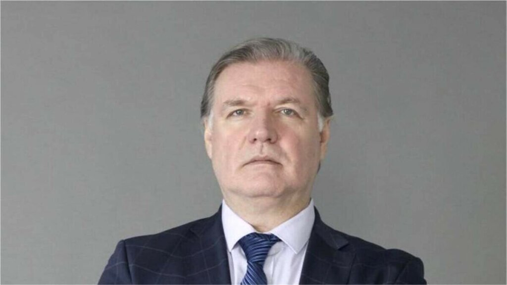 Четвертая жена моложе на 23 года, третья оставила ему сына: позднее счастье актера Владимира Симонова