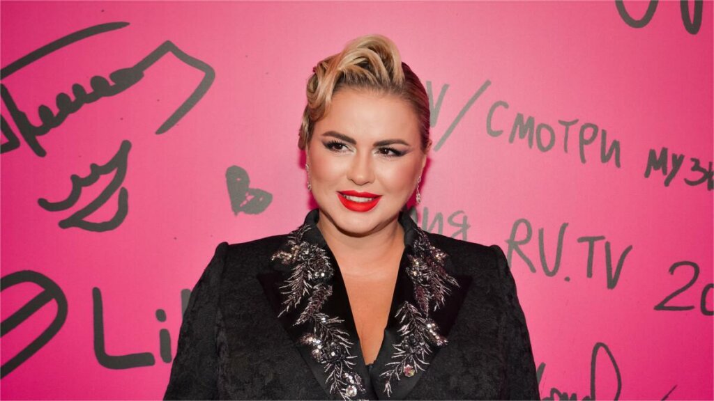 Обнаженная Анна Семенович снялась на массажном столе: честное видео