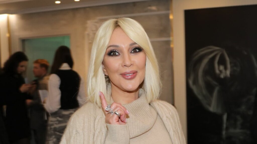 Спасла его от алкоголизма: Лера Кудрявцева с мужем и дочкой вышла на лед