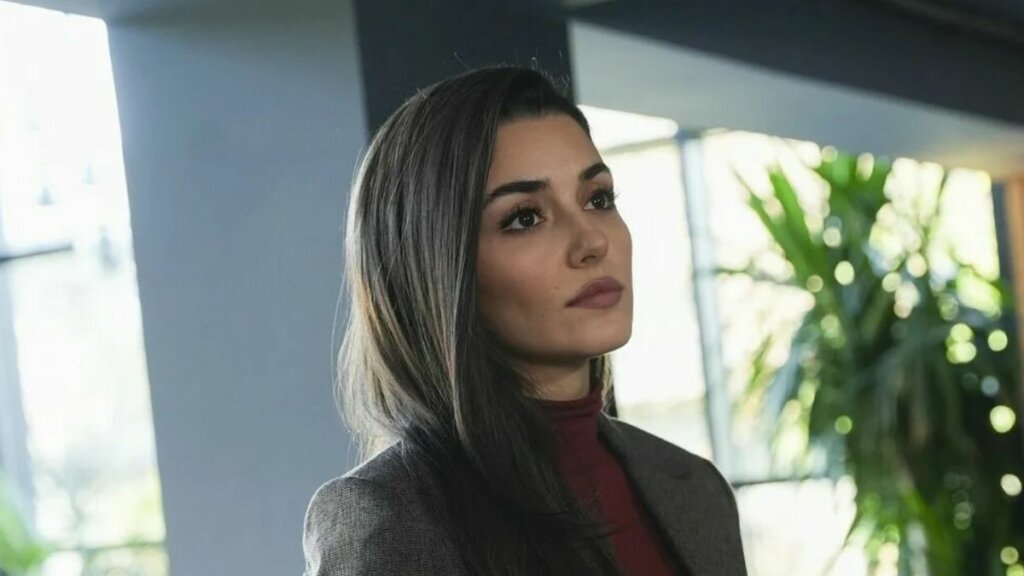 Ханде Эрчел была задержана полицейскими в аэропорту Турции