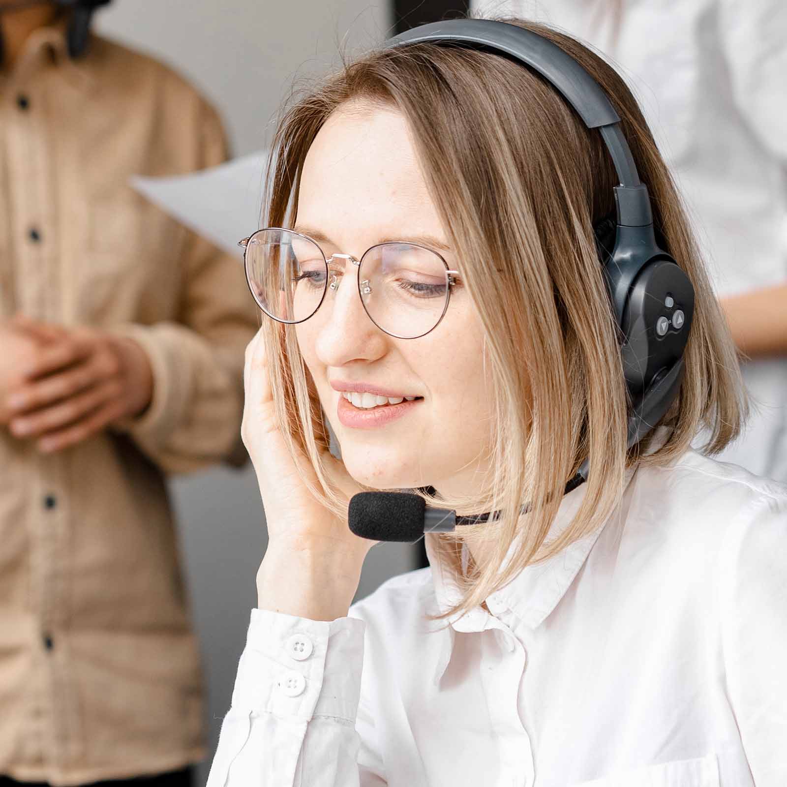 девушка работает в колл-центре