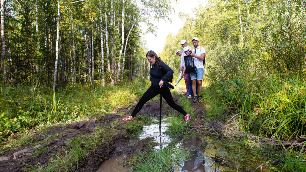девушка перепрыгивает лужу