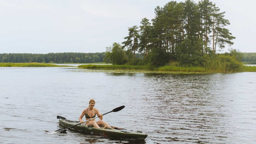 девушка на байдарке