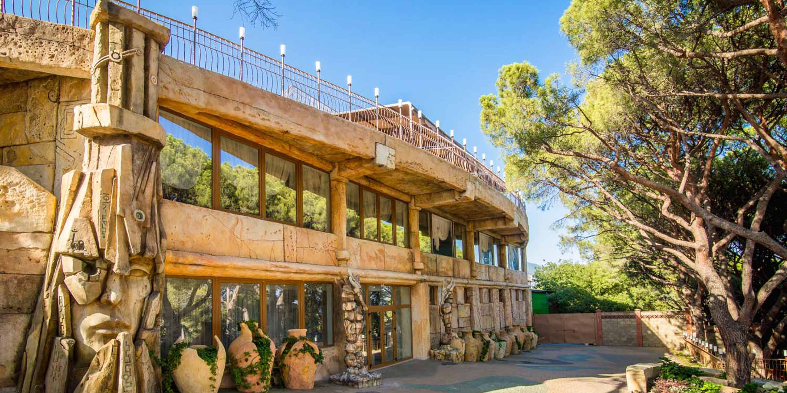 Атлантида ул. Сайт отеля атлантида ялта. Атлантида отель ялта 4. Атлантида, ялта, улица коммунаров, 7а. Территория отеля атлантида ялта.