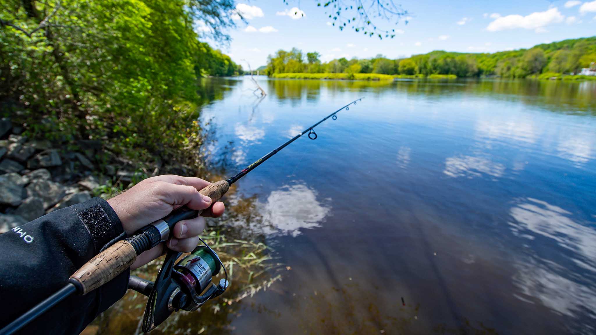 Спиннинг в руках. Рыболов картинки. Рыбак на рыбалке. Рыбалка летом. Рыбалка картинки.