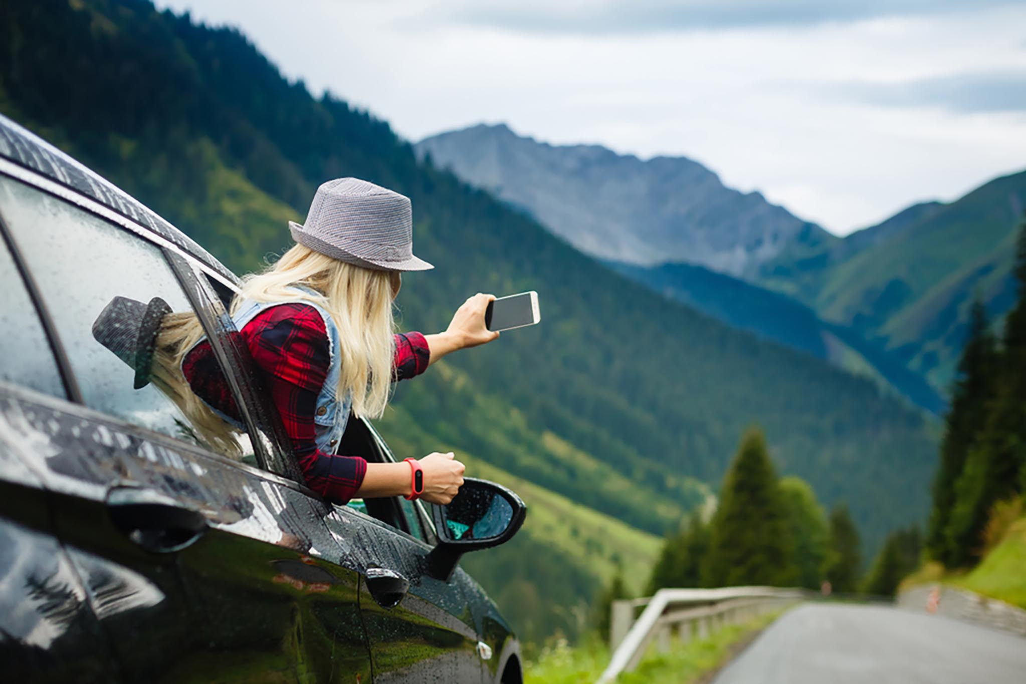 фото с подругой в машине. девушка в машине. понравившаяся поездка. попутка машина. семья путешествует.
