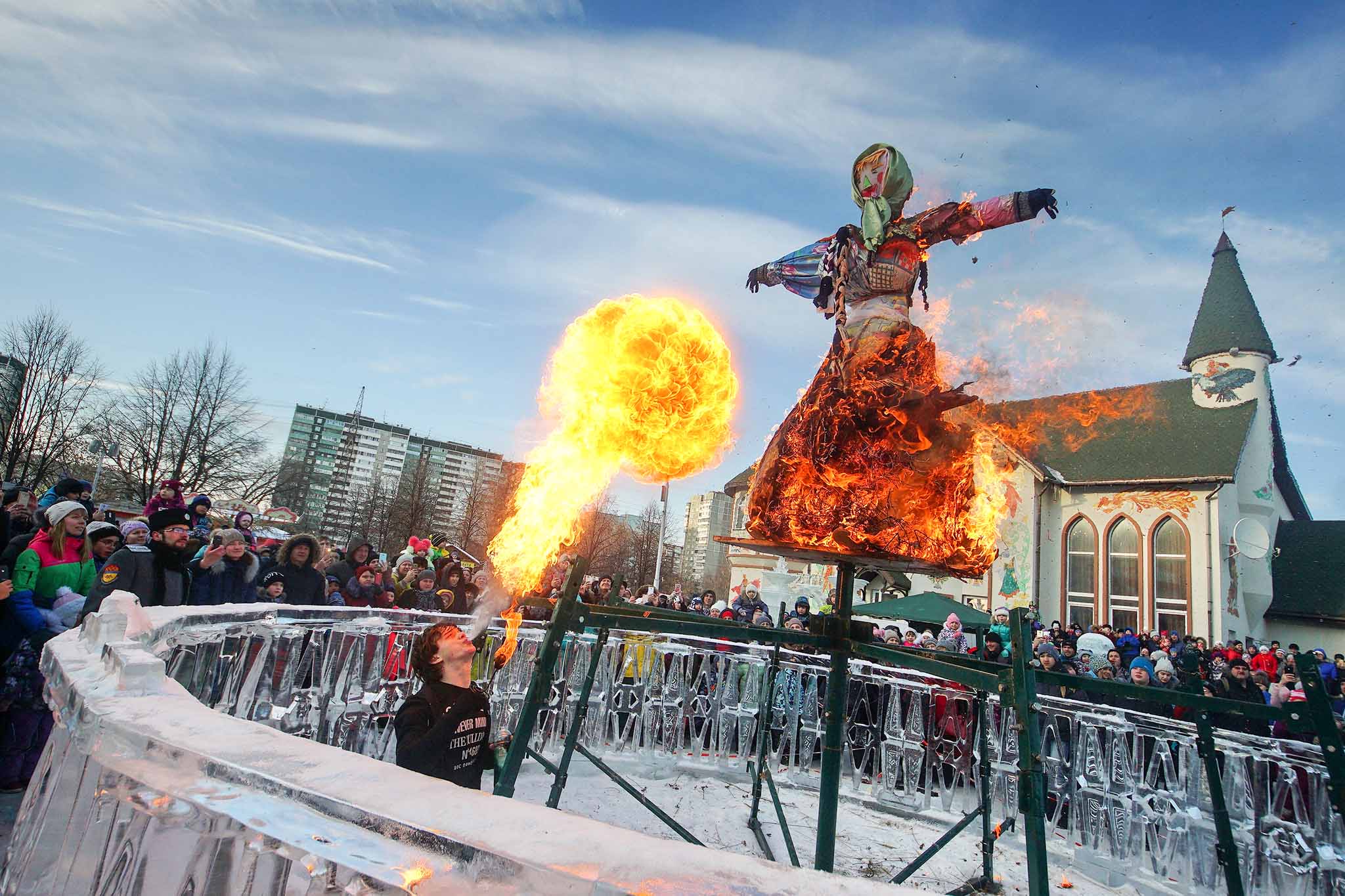 сжигание чучела масленицы. праздник масленица сожжение чучела. праздник масленица сожжение чучела. жгут масленицу. чучело масленицы.