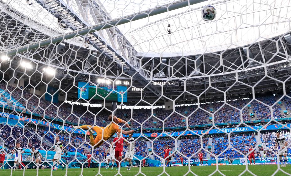 Алексей Миранчук поражает ворота Лукаша Градецки. Фото: Reuters