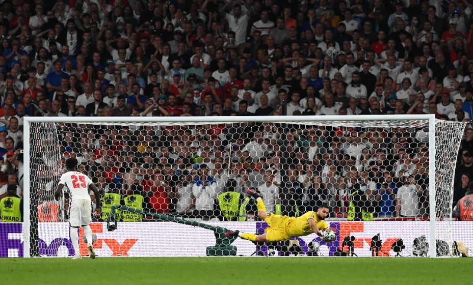 Вратарь сборной Италии Доннарумма отражает удар англичанина Сака в послематчевой серии финала Евро-2020. Фото: Reuters