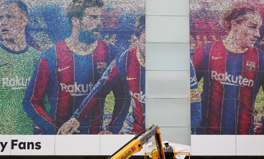 После перехода в ПСЖ Месси вычеркивали с плакатов «Барселоны». Фото: Reuters