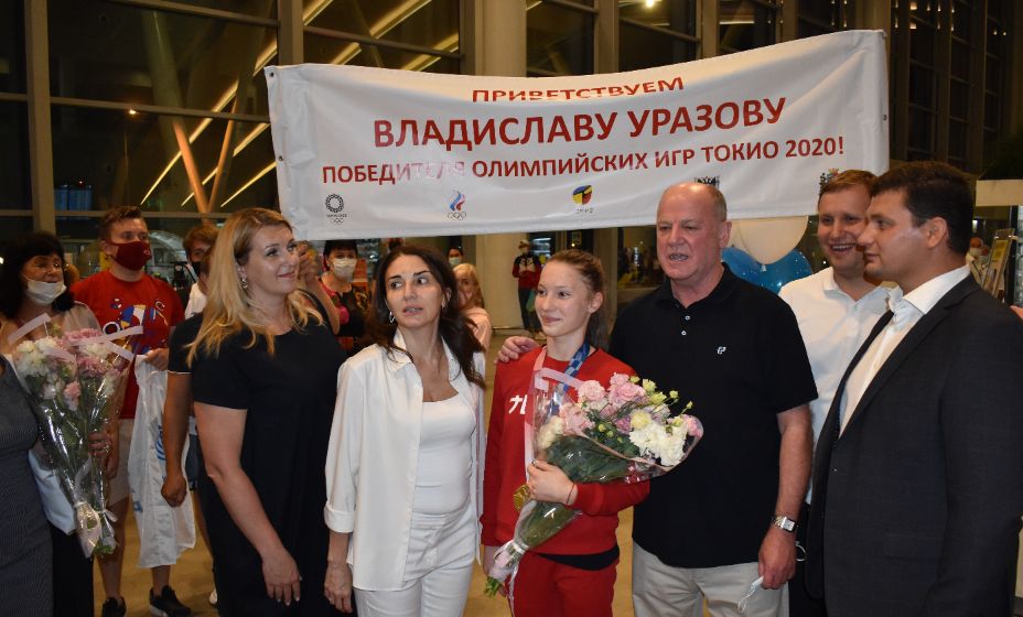 Гимнастку Уразову торжественно встретили в аэропорту Ростова-на-Дону. Фото: Артур Селимов
