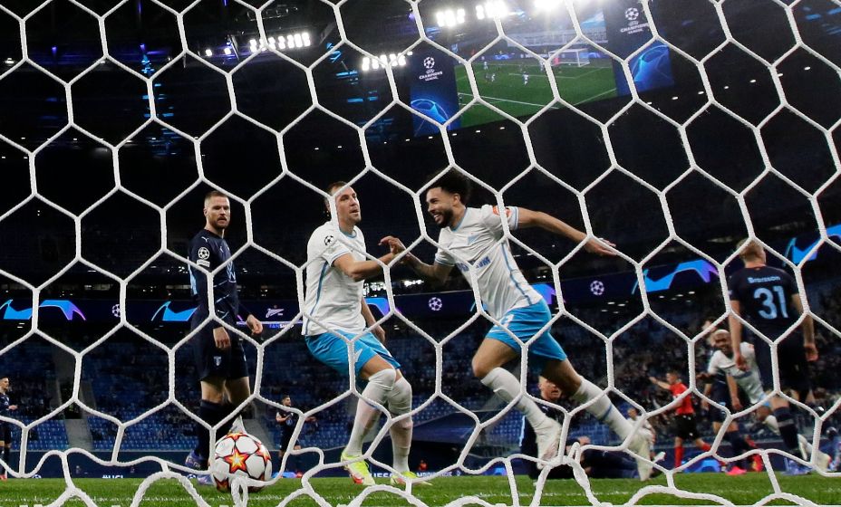 «Зенит» повел в счете после удара Клаудиньо (справа). Фото: Reuters