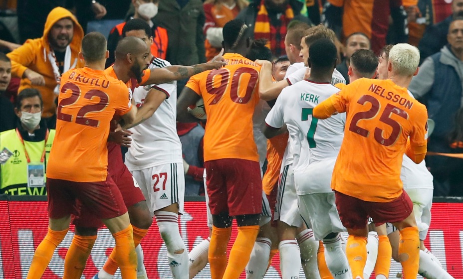 Игроки «Локомотива» и «Галатасарая» не сдержали эмоций и подрались в концовке матча.
Фото: Reuters