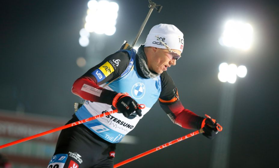 Норвежский биатлонист Ветле Шоста Кристиансен использовал носок, чтобы согреться на Кубке мира. 
Фото: Global Look Press