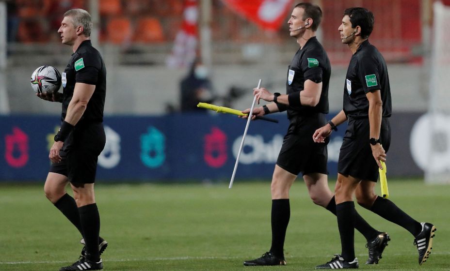 Линейные арбитры на матче Чили — Аргентина использовали самодельные флажки. 
Фото: Reuters