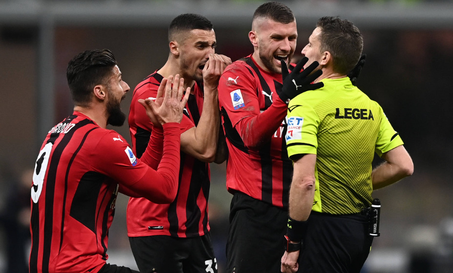 Игроки «Милана» судью Марко Серра, который из-за своей ошибки расплакался. Фото: Global Look Press